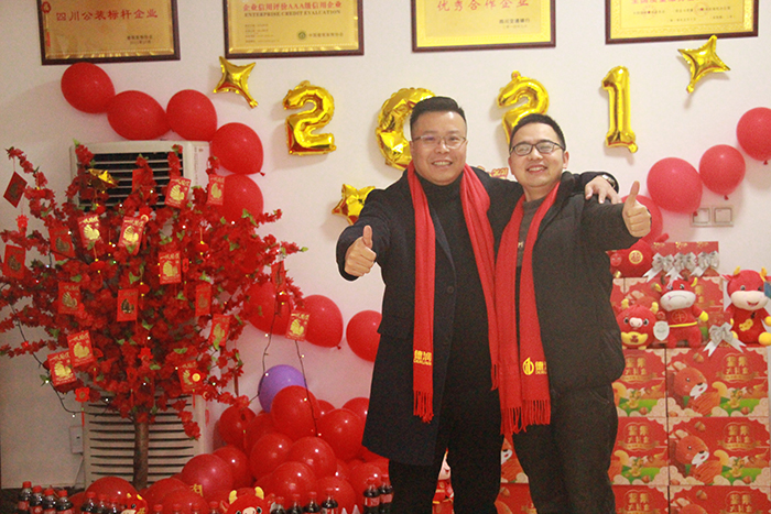 恭喜战略飞七棋牌的合作伙伴【美雅时装饰】网络推广年产值上千万！